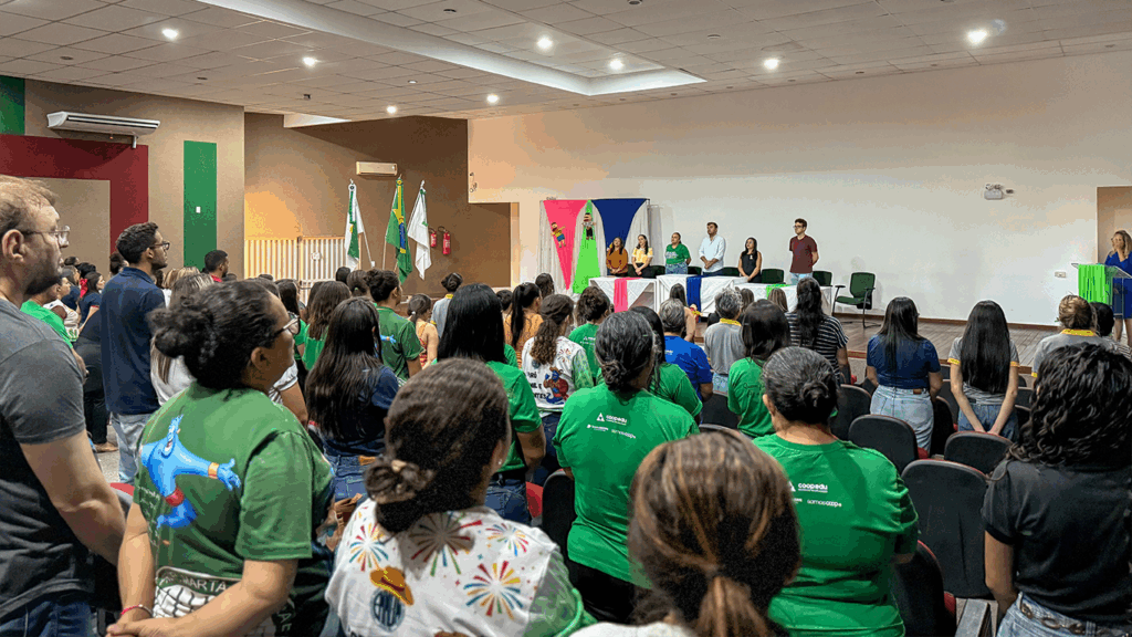 Abertura da Semana da Inclusão em Lajes, com participantes no auditório do IFRN.