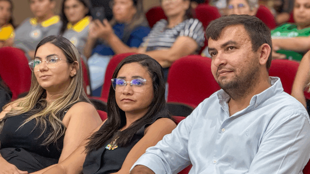 Autoridades e convidados acompanham a abertura da Semana da Inclusão em Lajes.