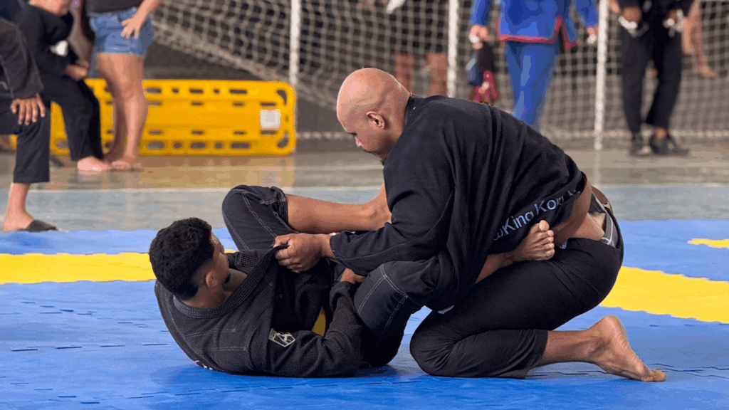 Luta de Jiu-Jitsu entre atletas locais durante o 1º Open Fight realizado no Ginásio Canindé Pereira, em Lajes.