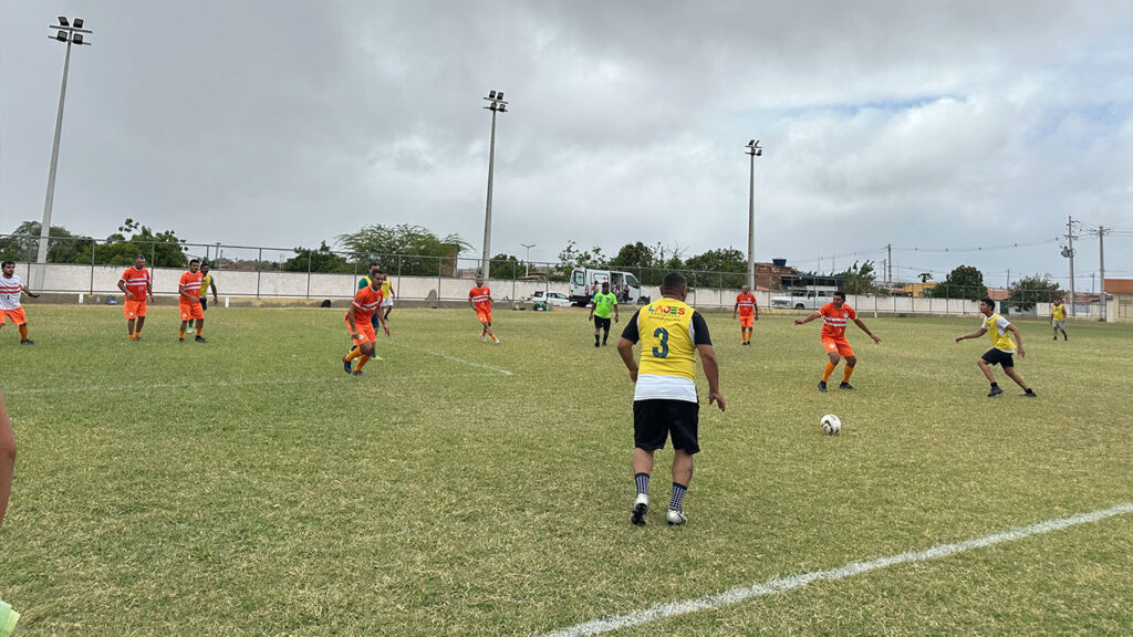 Servidores participam do torneio de futebol no Estádio Severino Moura do Vale, em clima de integração e descontração.