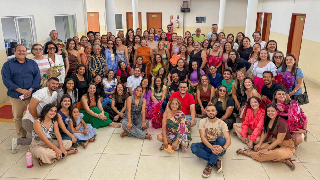 Professores e equipe da Secretaria Municipal de Educação de Lajes durante a manhã festiva em comemoração ao Dia do Professor.