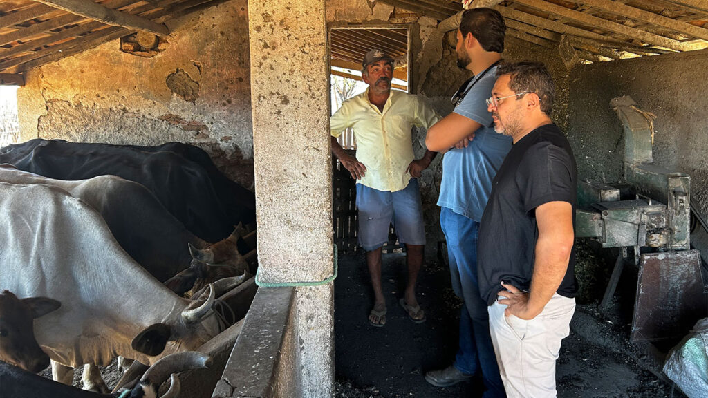 Equipe técnica da SEMAPA conversa com produtor rural durante atendimento aos animais de grande porte na comunidade Molungú.