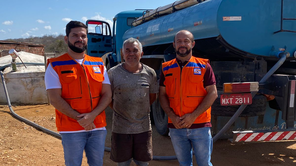 Operação carro pipa, uma das ações monitoradas pela Defesa Civil na zona rural de Lajes.