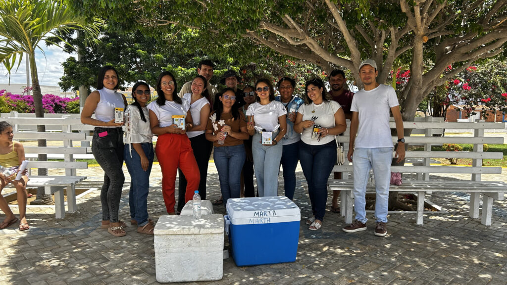 Equipe da SEMED realiza entrega de kits aos estudantes antes da saída para o ENEM 2025.